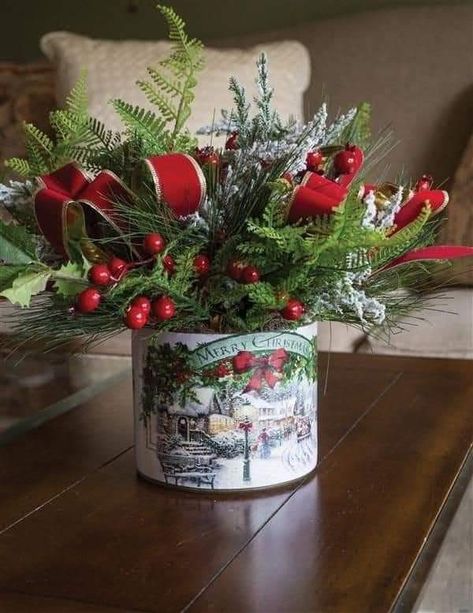 Greenery Vase, Christmas Arrangements Centerpieces, Victorian Christmas Decorations, Vase Ideas, Christmas Centers, Christmas Flower Arrangements, Christmas Floral Arrangements, Country Christmas Decorations, Christmas Centerpieces Diy