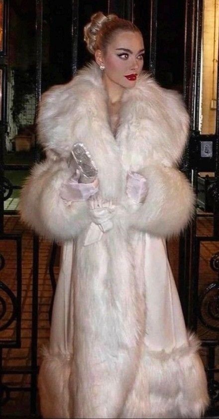 Fur Coat Aesthetic, Fur Coat Outfit, White Fur Coat, White Fur, Coat Outfits, Fur Fashion, 가을 패션, Hollywood Glamour, Winter Fashion Outfits