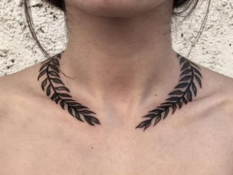 This epic necklace tattoo just inspired our style goals in a BIG way Laurel Wreath Tattoo, Collar Bone Tattoo For Men, Collar Tattoo, Small Neck Tattoos, Wreath Tattoo, Necklace Tattoo, Bone Tattoos, Small Tattoos Simple, Chest Piece Tattoos