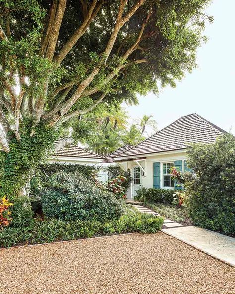 Designer Jessica Lagrange Brings Colorful Palm Beach Style to This Guest Cottage - Cottage Journal Palm Beach Ranch House, Palm Beach Exterior Home, Florida Cottage Interior, Modern Beach Cottage Exterior, Tropical House Design Exterior, French Beach Cottage, Old Florida Decor, Tropical Cottage, Modern Beach Cottage