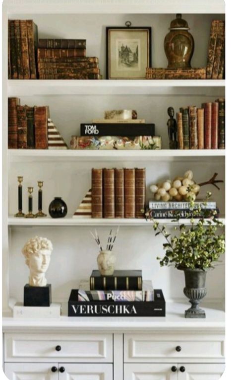 Clean Room Aesthetic, Shelf Decor Living Room, Styling Shelves, Decorating Bookshelves, Home Decor Shelves, Bookcase Styling, Bookcase Decor, Bookshelf Styling, Bookshelf Design