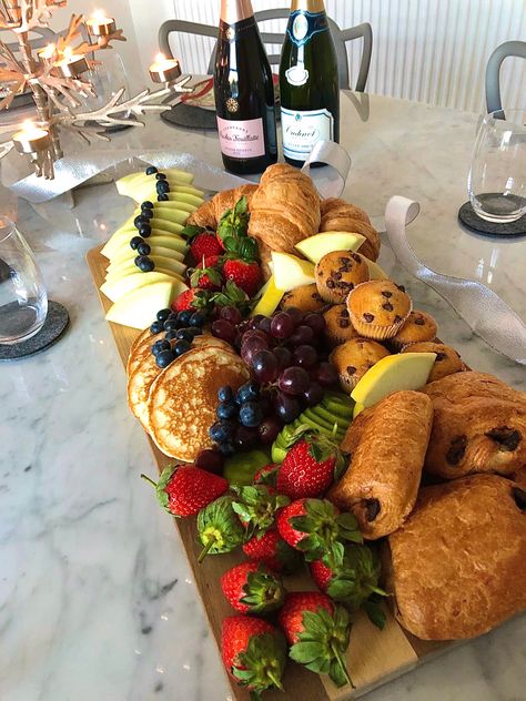 Breakfast graze board. Includes fruit, croissants, pancakes, muffins and more. Brunch Platter Mornings, Breakfast Food Platters, Brunch Platters, Breakfast Ideas Platters, Breakfast Date At Home, Melon Breakfast Ideas, Grazing Breakfast Platter, Grazing Board Breakfast, Brunch Graze Board