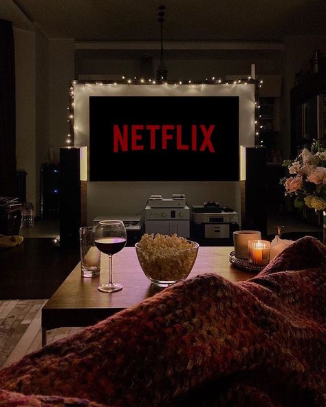 Netflix Time, Film Netflix, Wallpaper Estetika, Cute Date Ideas, Christmas Aesthetic Wallpaper, The Last Kingdom, Reality Shows, A Glass Of Wine, Netflix And Chill