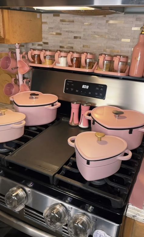 Pink Kitchenware Aesthetic, Pink House Stuff, Girly Kitchen Ideas, Kitchen Ideas Pink, Apartment Decorating Pink, Girly Kitchen Decor, Pink Apartment Decor, Girly Kitchen, Love Bedroom