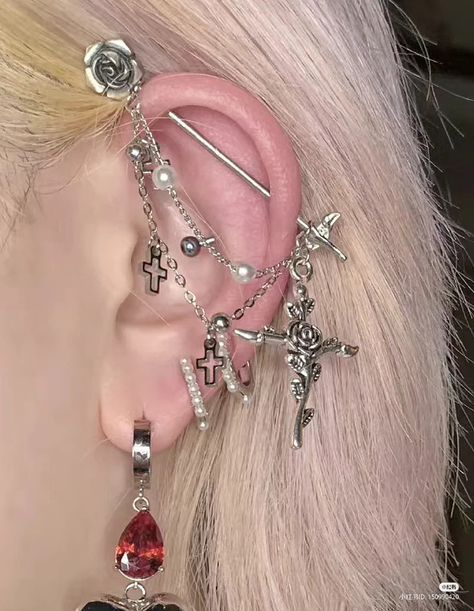 Piercings Goth, Goth Piercings, Punk Piercings, Unique Piercing, Lip Piercing Jewelry, Piercing Inspo, Pretty Ear Piercings, Cool Piercings, Facial Piercings