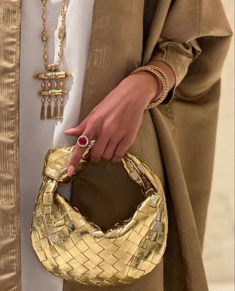 Gold Bag Outfit, Bottega Bag, Mini Jodie, Gold Purse, Oufits Casual, Gold Girl, Bag Obsession, Gold Aesthetic, Gold Bag