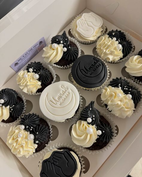 Set of 12 Umrah Mubarak cupcakes 🕋🌙. Dm to order @no9atthemill 🫶🏼 #umrah #umrahcupcakes #umrahcupcakes🕋📿 #cupcakes #cupcakesofinstagram #cupcakestagram #uk #lutonbaker #uk #bedfordcupcakes #uk #barton #smallbusiness #baker #cake Umrah Mubarak Cupcakes, Umrah Cake, Umrah Mubarak, Baker Cake, Aesthetic Backgrounds, Brownies, Baking, Cake, Quick Saves