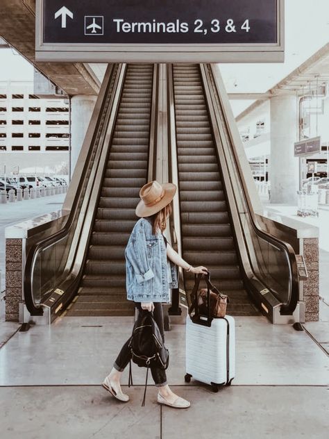 Travel Aesthetic Airport, Aesthetic Airport, Architecture Community, Airport Aesthetic, Travel Picture Ideas, Looking For Friends, Airports Terminal, Best Dating Apps, Airport Travel