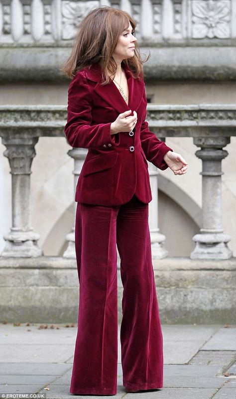 Anna Friel on the set of The King of Soho Red Velvet Suit, Ladies Trouser Suits, Red Trousers, Trouser Suit, Velvet Suit, Velvet Trousers, Red Suit, Velvet Fashion, Moda Vintage