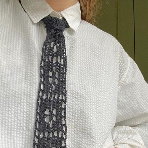 Crochet Mens Accessories, How To Crochet A Tie, Crochet Idea For Men, Crochet Things For Boys, Crochet Tie Pattern Free, Crochet Outfit Accessories, Crochet Gift Ideas For Guys, Crocheted Gifts For Men, Crochet Gift For Boys