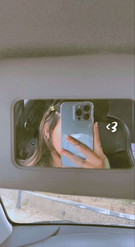 Iphone Girls Dp, Snap Aesthetic Ideas, Fake Aesthetic Snaps, Iphone Mirror Selfie Aesthetic, Mirror Selfie Snap, Mirror Selfie Snapchat, Insta Dp Aesthetic, Iphone Mirror Selfie, Dreamy Photography