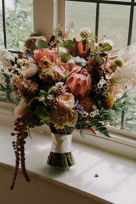 A wonderful mix of summer flowers and grasses made up this beautiful bouquet, which used the on-trend earth tones palette. 

Click on the link to see more pics from this summer wedding at Michelham Priory, Sussex.

Photo by Hollie Cornish Weddings (@hm_weddings) Earth Tone Flowers, Toffee Flowers Wedding, Toffee Rose Wedding Flowers, Earth Tone Florals, Toffee Floral Wedding, Earth Tones Palette, Cornish Wedding, Earth Tone Wedding, Flower Beauty