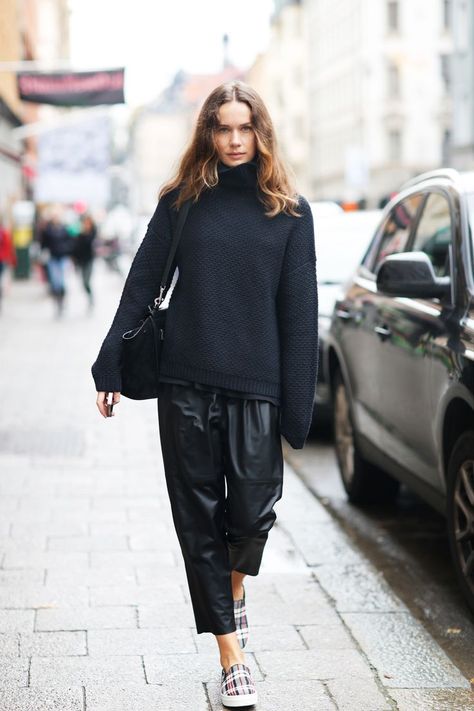 Chunky Turtleneck, Mode Tips, Walking Down The Street, Woman In Black, Sweater Cropped, Fashion Blogger Style, Looks Street Style, Looks Black, Blogger Style