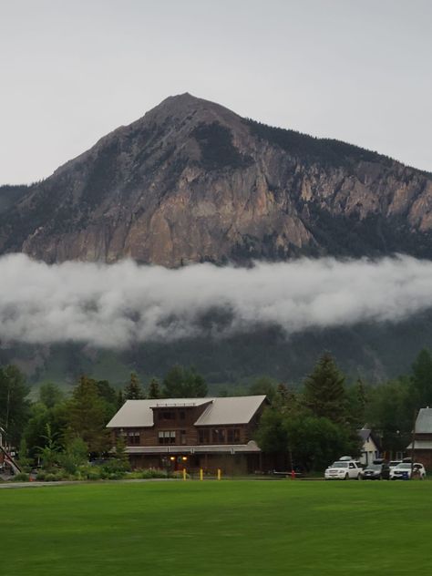 House surrounded by clouds on a mountain Colorado House Aesthetic, Colorado Home Aesthetic, Mountain Cabin Aesthetic, Houses Mountain, Old House Exterior, Colorado Aesthetic, Colorado Mountain Homes, Colorado Cabin, House In The Mountains