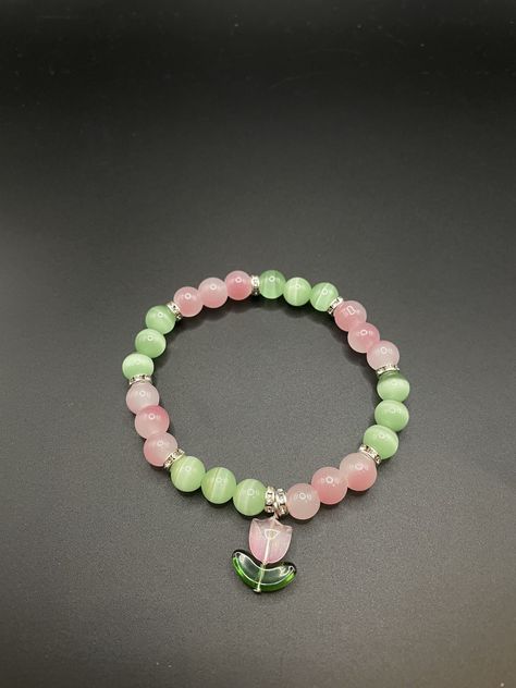 Trendy green and pink tulip bracelet. All my bracelets are elasticated, durable and will fit a variety of wrist size whilst making a lovely gift or treat for yourself. They will be delivered packaged in an organza bag. Will add a pop of colour and an elegant touch to any outfit! Aesthetic Breslet, Cute Bracelets Bead, Bead Packaging Ideas, Beaded Bracelets Aesthetic Y2k, Green And Pink Bracelet, Cute Pink Bracelets, Bracelet Beads Design, Cute Bracelet Ideas Diy, Pulseras Coquette