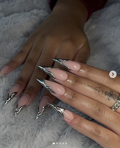 Nail Inspo Pointy, Silver Stilletos Nails, Acrylic Stiletto Nails Design, Pointy Acrylics, Short Stelltos Nails, Steletoes Nails Classy, Stiletto Nails Classy, Gold Stilletos Nails, Pointy French Tip Nails