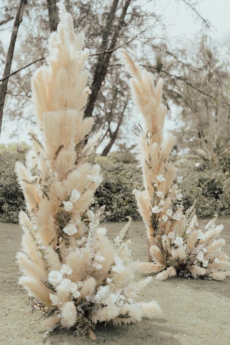 Fluffy pampas grass with white roses and wildflowers for outdoor wedding ceremony Cute Destination Wedding Ideas, Pampas Grass Wedding Altar, Pampas Grass Wedding Bouquet Fall, Pampas Theme Party, Matrimonio Pampas, White Pampas Wedding, Pampas Wedding Arch, Pampas Wedding Decor, Retro Wedding Cakes