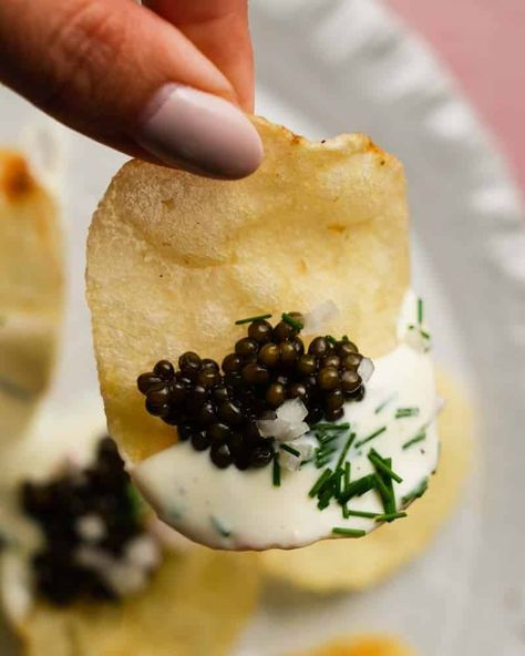 Impressive Appetizers, New Year's Eve Appetizers, Caviar Recipes, Potato Bites, Quick Appetizers, Famous Landmarks, Small Bites, Appetizers For Party, Potato Chips