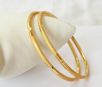 I found this beautiful design on Mirraw.com Simple Gold Bangle, Plain Gold Bangles, Gold Bangles Indian, Gold Bangles For Women, Gold Bangle Set, Gold Plated Bangles, Gold Armband, Gold Pendant Jewelry, Jewelry Bracelets Gold