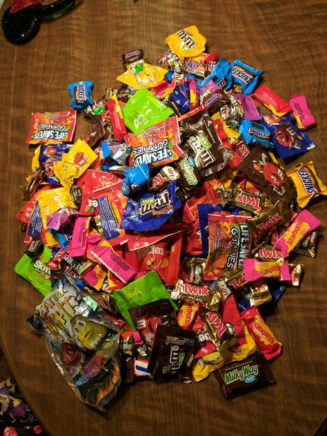 MNSSHP 2018 Candy Haul Halloween Candy Aesthetic, Candy Haul, Y2k Candy, Fall Pajamas, Halloween Nostalgia, Candy Pictures, Stick O, Y2k Nostalgia, Grunge Posters