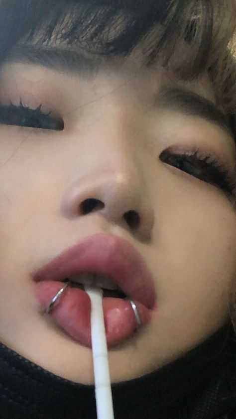 ◟@𝘤𝘰𝘴𝘮𝘪𝘤𝘨𝘰𝘵𝘩◝ 𝘪𝘨: @𝘣𝘳𝘢𝘯𝘥𝘺𝘳𝘵𝘰𝘳𝘳𝘦𝘴 Face Piercings Women Lips, Snake Bites Piercing Aesthetic, Cute Piercings Face, Snake Bite Piercing, Mouth Piercings, Piercing Chart, Snake Bite, Face Piercings, Cool Piercings