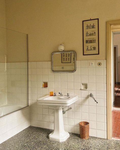 Caroline Feiffer (@carolinefeiffer) • Instagram-billeder og -videoer Vanity Between Windows, Brutalist Bathroom, Bathroom Ideas White, Light Grey Bathroom, Tiled Bathroom, Barn Renovation, Bathroom Inspo, Bathroom Renos, November 1