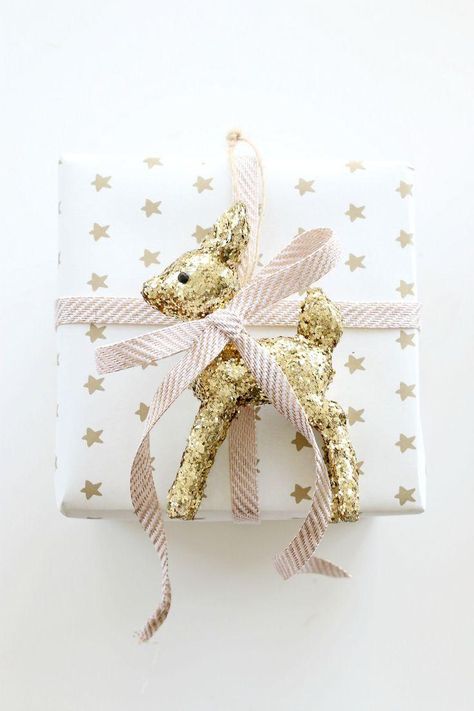 Reindeer Gift Wrapping Idea -- so sweet and easy to DIY for a festive Christmas gift for kids or baby! Reindeer Gifts, Gift Wrapping Inspiration, Creative Gift Wrapping, Present Wrapping, Pretty Christmas, A Present, Beautiful Gift Wrapping, Tolu, Wrapping Ideas