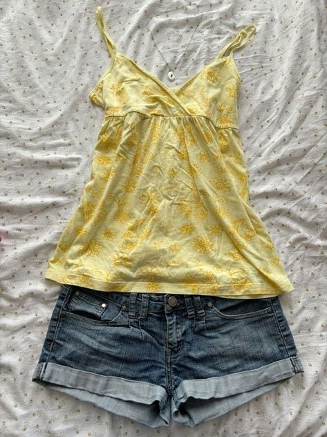 2000s European Fashion, 2000s Casual Outfits, Aesthetic Yellow Outfits, Dream Clothes Summer, Gyaru Fashion Summer, Tank Top Outfit Ideas, Girly Summer Outfits, Summer Thrift, Look 80s