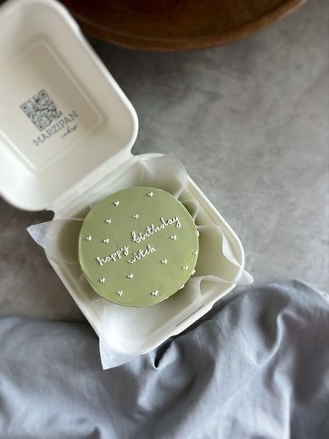 Tiny Birthday Cake For Him, Korean Cake Green, Simple Green Cake, Green Bento Cake, Green Cake Aesthetic, Minimalistic Birthday Cake, Sage Green Birthday Cake, Minimalist Birthday Cake, Green Birthday Cake