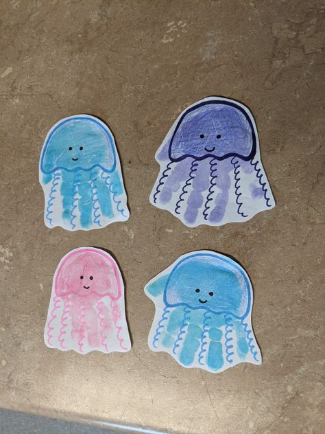 Hand Jellyfish Craft, Jelly Fish Crafts Toddlers, Handprint Ocean Crafts, Beach Handprint Crafts, Handprint Animals Preschool, Fun Kid Crafts Easy, Ocean Arts And Crafts For Toddlers, Ocean Life Art For Toddlers, Sea Animal Handprint Craft