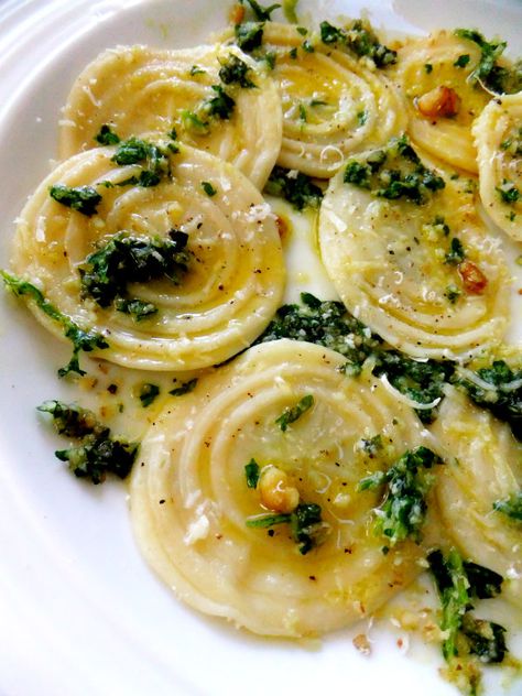 Making Homemade Corzetti Pasta - Proud Italian Cook Croxetti Recipes Pasta, Corzetti Pasta, Homemade Pastas, Pasta Design, Pasta With Herbs, Herb Pesto, Fresh Pasta Recipes, Fresh Pasta Dough, Parsley Pesto