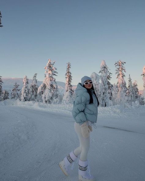 Mode Au Ski, Snow Fits, Ski Trip Outfit, Ski Aesthetic, Snow Photoshoot, Cold Girl, Snow Trip, Ski Outfit, Ski Girl