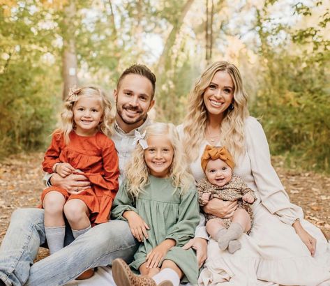 Family Picture Posing Ideas, Natural Poses For Family Pictures, Simple Outdoor Family Photos, Family Pictures With 2 Daughters, Best Family Picture Poses, 6 Cousins Pictures, Family Of 5 Outfits For Fall Pictures, Outdoor Picture Props, Family Of 5 Newborn Photos