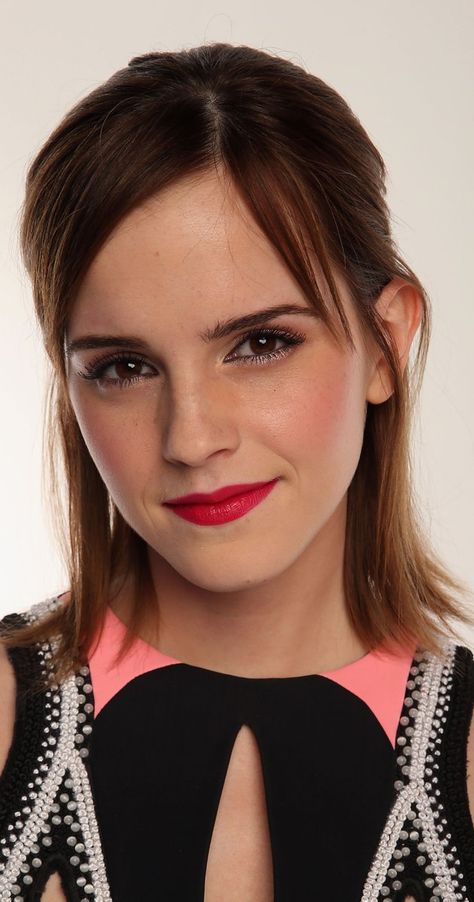 Emma Watson, Merry. Emma Watson Wallpaper, Grown Out Pixie, Emma Watson Belle, Photo Emma Watson, Emma Watson Pics, Michelle Williams, Hermione Granger, Emma Watson, Model Hair