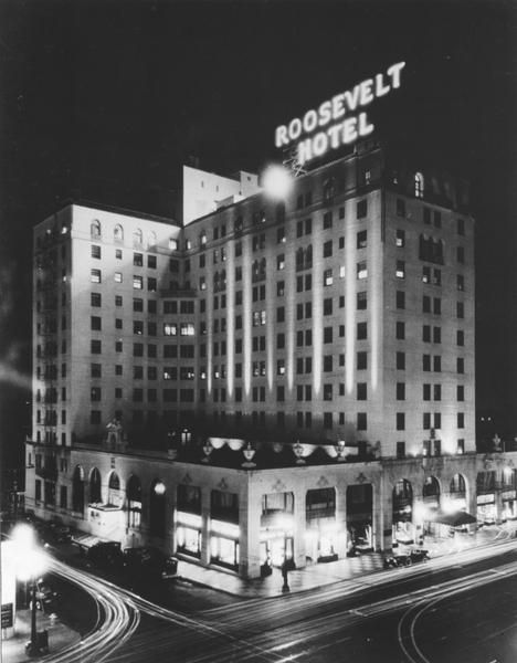 Roosevelt Hotel, Hollywood Boulevard in 1927, around the time of the first Oscars ceremony. 1930 Hollywood, Roosevelt Hotel, Hollywood Hotel, Los Angeles Hotels, Old Hollywood Style, Haunted Hotel, Hollywood Boulevard, Vintage Los Angeles, Most Haunted