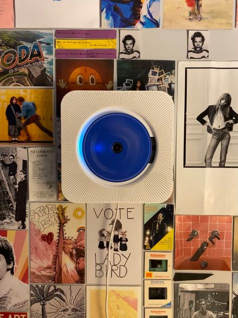 Harry Styles Wall Decor, Cd Player Aesthetic, Fangirl Bedroom, Record Player Aesthetic, Aesthetic Harry Styles, Crosley Record Player, Player Aesthetic, Cd Rack, Music Corner