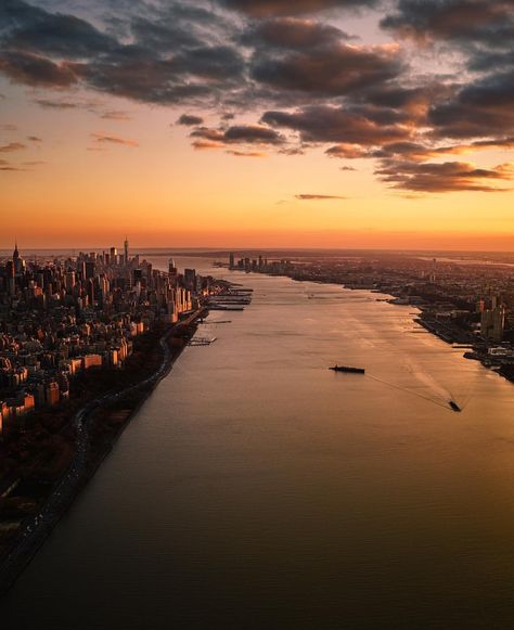 Sunset glow on the Hudson River separating Manhattan, New York and Jersey City, New Jersey New York Sunset, I Know Everything, Scenic Photography, Pursuit Of Happiness, No Regrets, Nova York, Hudson River, Living In New York, Sky Art