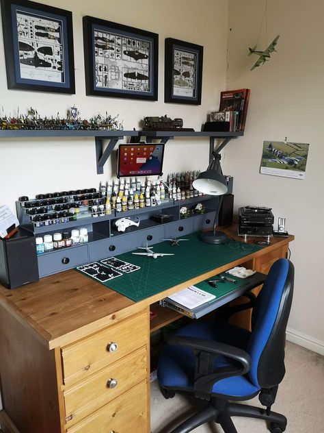 Gunpla Desk Setup, Hobby Workstation, Workshop Bedroom, Workbench Desk, Workshop Desk, Hobby Room Design, Small Room Setup, Hobby Desk, Desk Layout