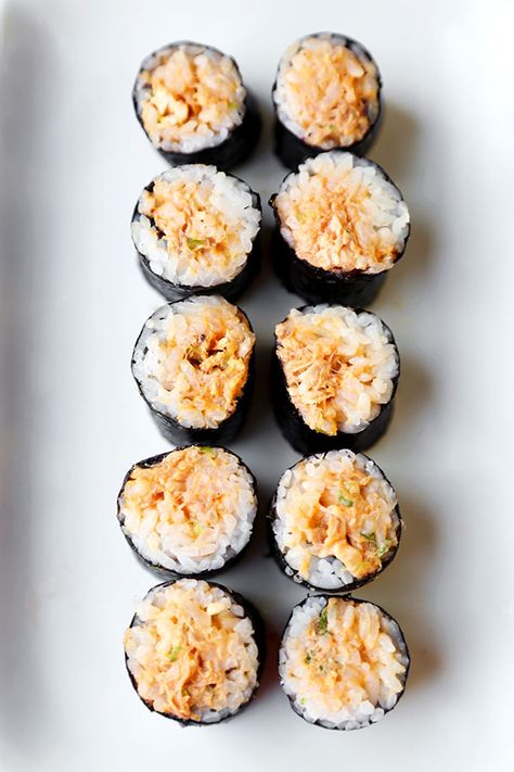 Spicy Tuna Roll (Poor Man's) - Pickled Plum Food And Drinks Spicy Tuna Roll Recipe, Surimi Sushi, Spicy Tuna Sushi, Tuna Sushi Rolls, Tuna Roll, Sushi Recipes Homemade, Sushi Roll Recipes, Tuna Sushi, Spicy Tuna Roll