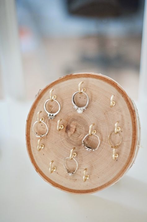 DIY: wood round ring holder. If you use the hooks with the safety latch - it would help with #shoplifters Jewelry Storage Diy, Diy Ombre, Jewelry Box Diy, Astuces Diy, Do It Yourself Crafts, Diy Farmhouse Decor, Jewelry Tree, Wood Rounds, Dollar Store Crafts