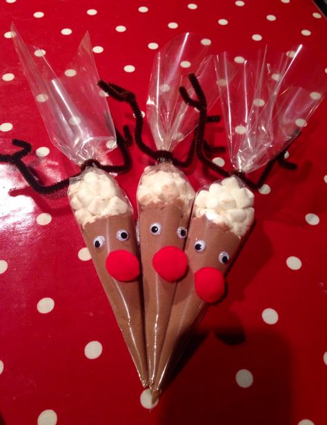 Reindeer hot chocolates Reindeer Hot Chocolate Cones, Hot Chocolate Cones, Christmas Favors Diy, Joululahjat Diy, Christmas Candy Crafts, Reindeer Hot Chocolate, Christmas Candy Gifts, Christmas Eve Box Fillers, Diy Christmas Presents