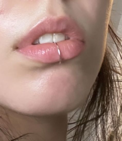 Lip Piercing In The Middle, Women Lip Piercing, Bottom Lip Pericing, Central Lip Piercing, Lip Hoop Piercing Middle, Center Lip Piercing Hoop, Silver Lip Piercing, Ashley Lip Pericing, Labret Lip Ring