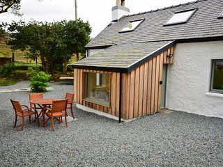 Bridge Cottage, Luib, cosy and charming cottage on the Isle of Skye UPDATED 2023 - Tripadvisor - Broadford Vacation Rental Irish Cottage Exterior, Modern Irish Cottage, Irish Cottage Renovation, Irish Cottage Interiors, Stone Cottage Homes, Small Stone Cottage, House Designs Ireland, Renovation Exterior, Cottage Extension