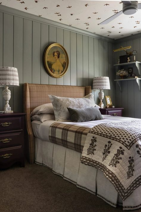 Sherwin Williams Evergreen Fog - A Popular Green Gray Paint Color English Country Bedroom, English Bedroom, English Cottage Bedroom, Wildflower Home, Grown Up Bedroom, Jane Austen Inspired, Dining Room Wallpaper, Vintage Nightstand, Bedroom Wallpaper