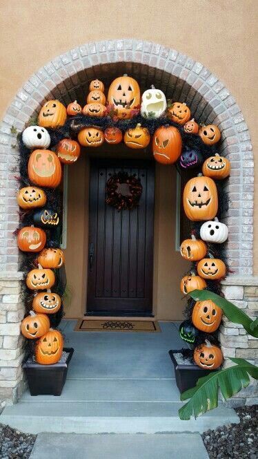 Plastic pumpkin arch Halloween entryway decor ideas. Front door Halloween decorations inspiration. Halloween Porches, Diy Halloween Dekoration, Fun Diy Halloween Decorations, Halloween Front Door Decorations, Halloween Decor Diy, Casa Halloween, Diy Halloween Decor, Adornos Halloween, Halloween Porch Decorations