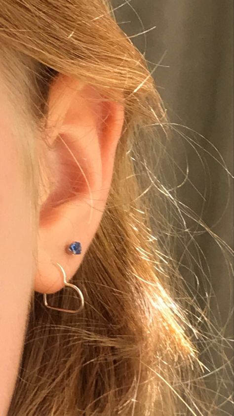 Second Piercing Earrings Silver, Second Piercings Ear, Aesthetic Second Piercing, One Ear Piercing Ideas, Two Ear Pearcing Ideas, Second Peircing Ideas, 2 Ear Piercings Aesthetic, Second Earings Piercings, Double Lobe Piercing Ideas Silver