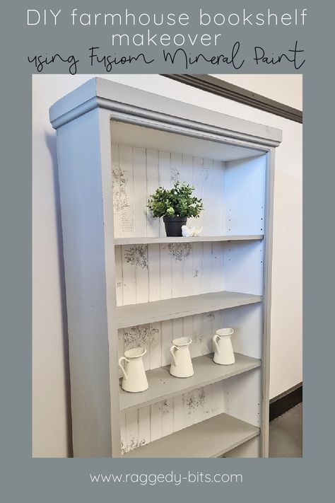 Shelf Redo Diy, Bookshelf Makeover Diy Paint, Wood Bookshelf Makeover, Painted Shelves Ideas, Painted Shelf Ideas, Chalk Paint Bookcase, Bookcase Makeover Diy, Bookcase Painting Ideas, Book Shelf Makeover