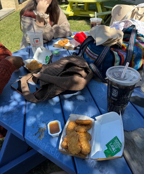 School Lunch With Friends Aesthetic, Lunch At School Aesthetic, School Picnic Aesthetic, Lunch Break Aesthetic, Lunch Table School, Lunch School Aesthetic, Lunch Table Aesthetic, Girl Lunch Ideas, Lunch With Friends Aesthetic