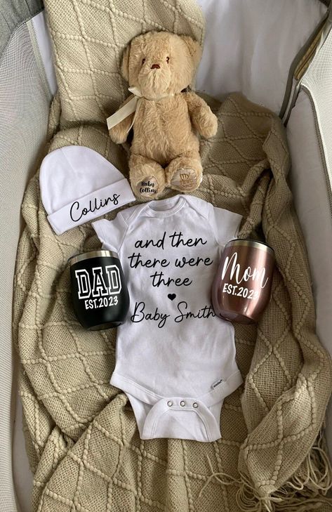 New Parents Gift Basket, Gift Basket Mom, New Parent Gifts, Personalized Onesies, New Parents Gift, Baby Boy Gift Set, Baby Hat Sizes, Girl Gift Baskets, Pregnancy Announcement Onesie