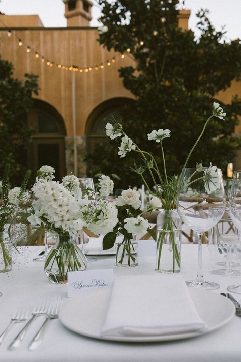 Hampton Style Wedding Table Settings, Wedding Table Landscape, Table Flower Decorations Wedding, Simple Classy Wedding Table Decor, White Flowers Table Setting, Small Wedding Table Flowers, Simple Timeless Wedding Decor, White Floral Wedding Table Decor, Simply Wedding Table Decor